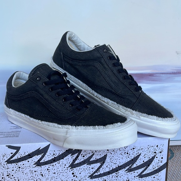 Vans Men’s 0g Old Skool Low
Raw Edge Black
VN0A5FBEBLK
Sneakers - Picture 4 of 16